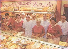 Bild: MZ; Die Kundschaft steht für das Team der Bäckerei im Mittelpunkt.