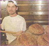 Bild: MZ; Bäckermeister Markus Kaiser bei der Arbeit.